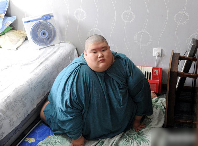 Sau khi được tắm rửa sạch sẽ, anh chàng béo phì được mặc quần áo và nằm trở lại căn phòng cũ.
